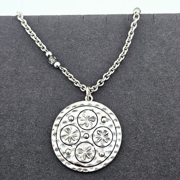 Silver Tone Starburst Snowflake Hammered Medallion Pendant Necklace With Chain - Picture 1 of 6